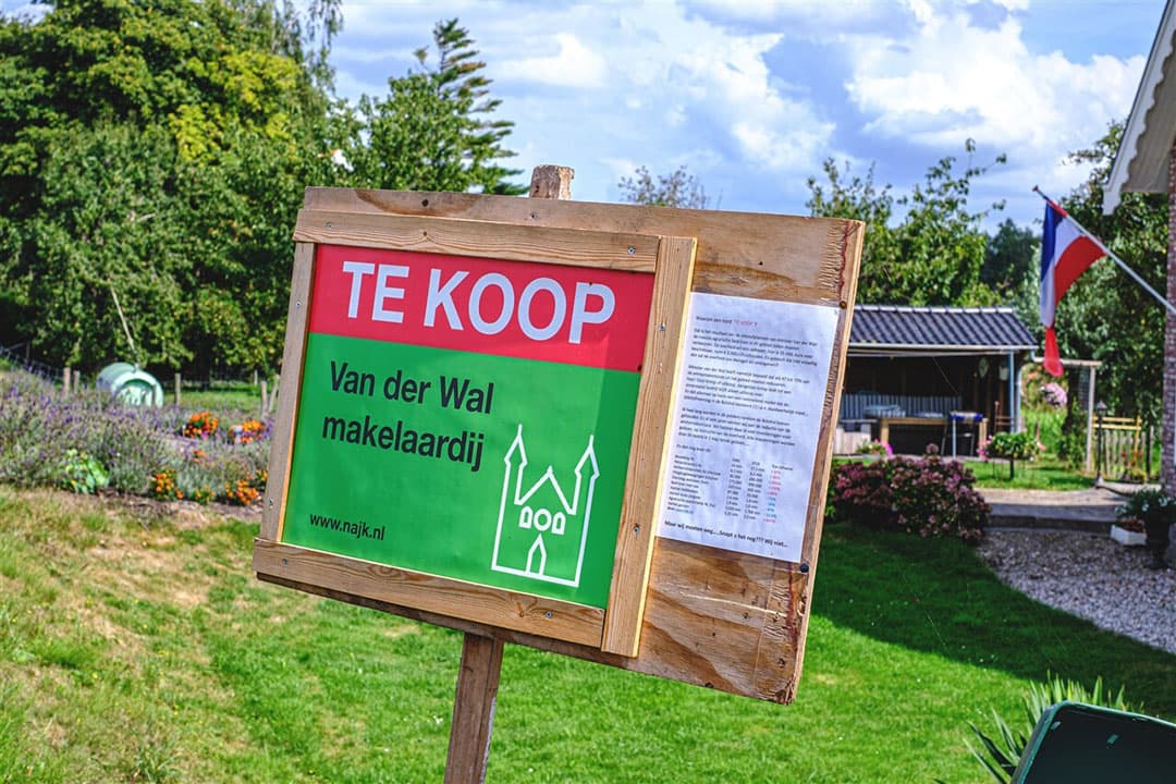 Zomer vorig jaar organiseerde NAJK een ludieke actie met protestborden Van der Wal makelaardij. De actie is gericht tegen het stikstofbeleid. - Foto: ANP