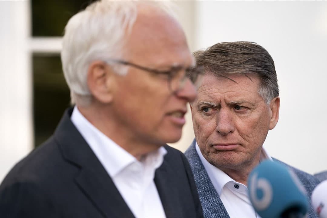 Medio mei. Sjaak van der Tak (LTO) en minister Piet Adema staan de pers te woord na een overleg over het Landbouwakkoord. - Foto: ANP