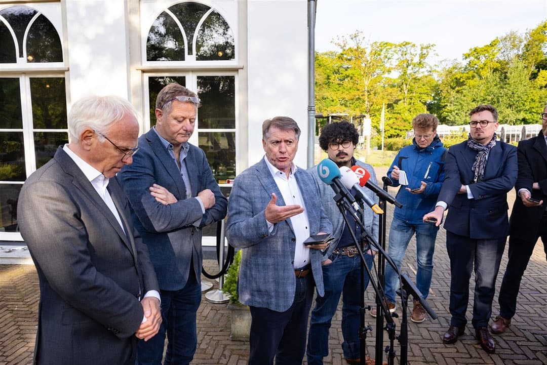 In Villa Ockenburg in Den Haag kwamen de onderhandelaars bij het Landbouwakkoord vorige week niet tot een akkoord.  Op de foto: minister Piet Adema (LNV), Sjaak van der Tak (LTO) en Roy Meijer (NAJK) bij een gesprek met de pers na afloop. - Foto: ANP