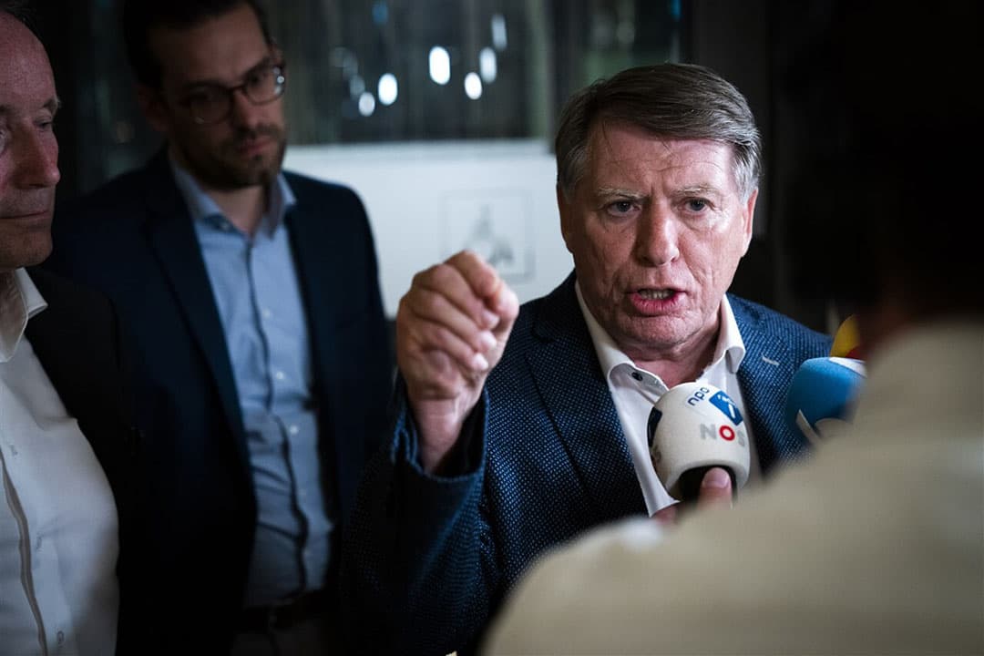 Vorige week. LTO-baas Sjaak van der Tak staat journalisten te woord na een gesprek met het kabinet over het Landbouwakkoord. - Foto: ANP