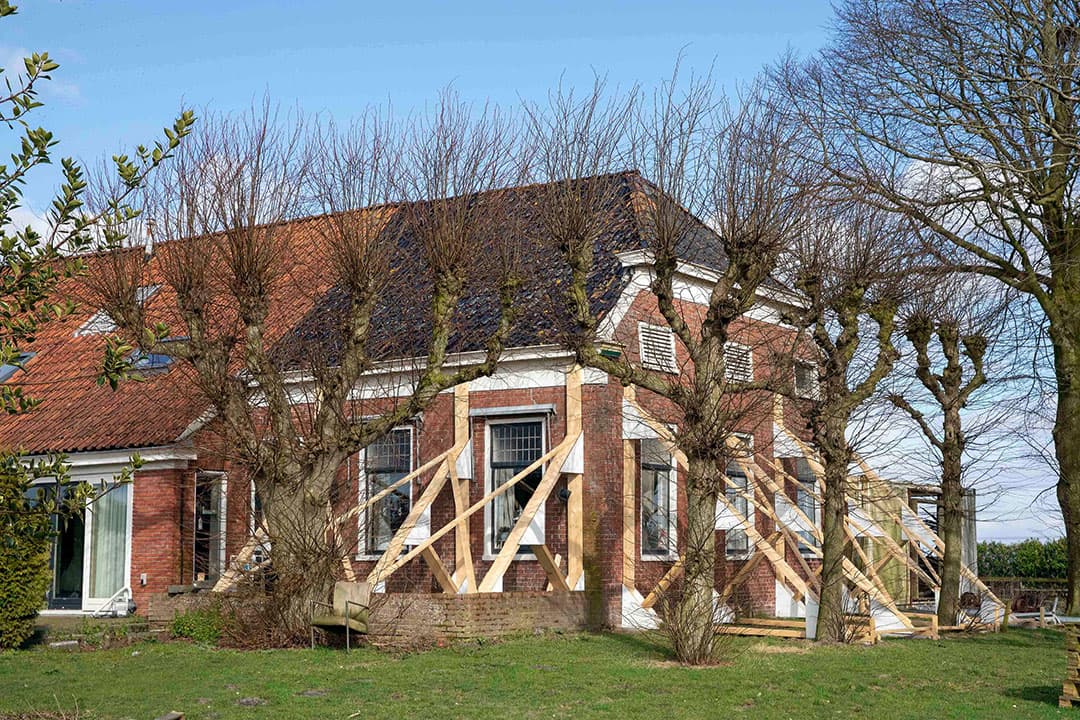 Een boerderij met schade na een aardbeving in Groningen. - Foto: Koos van der Spek