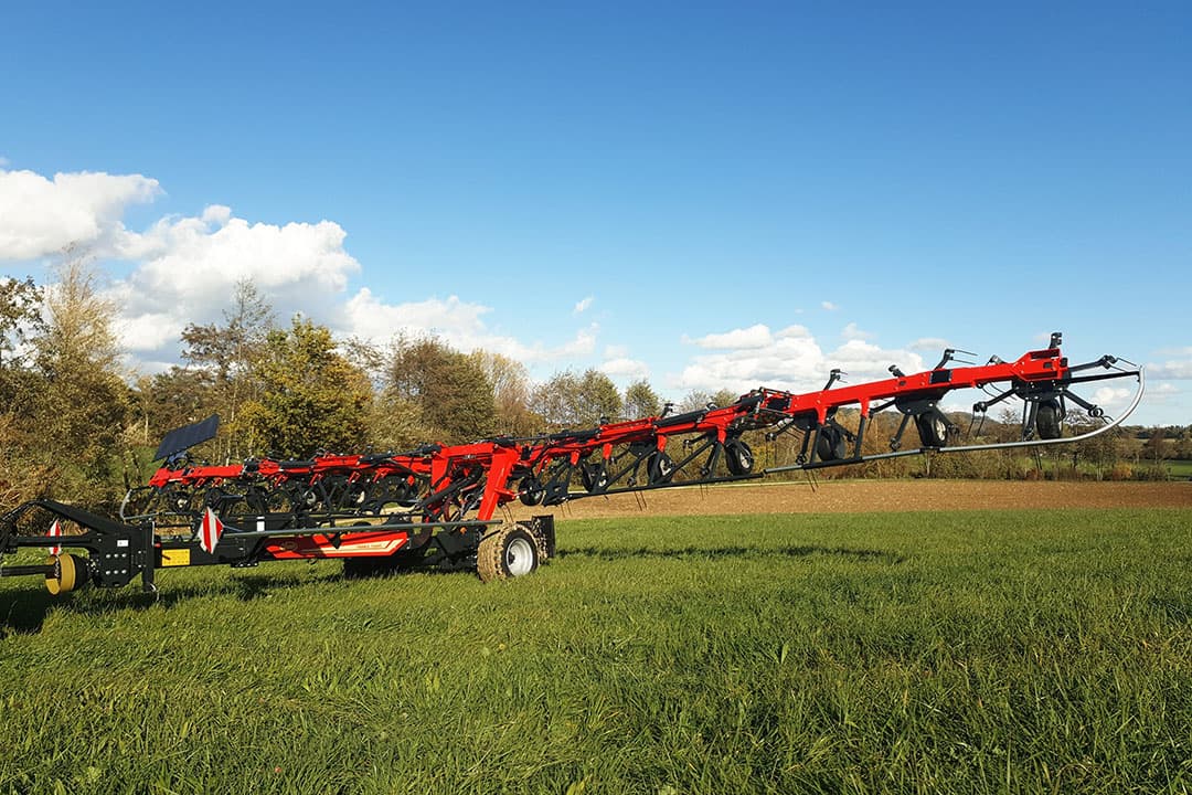 De Fanex-schudder 1344 C vult de serie schudders van fabrikant Vicon aan. De  Fanex 1344 C heeft een werkbreedte van 13,4 meter en vervangt daarmee de Fanex 1404 C, die een werkbreedte van 13,5 meter heeft. - Foto: Vicon