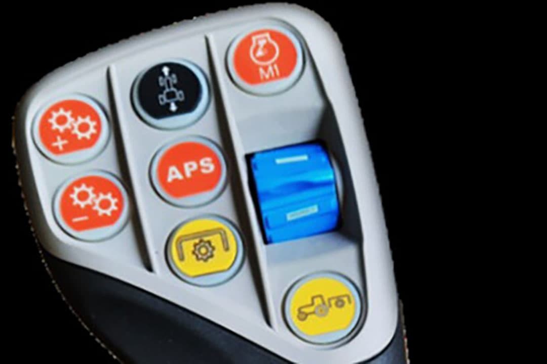 Zo ziet de nieuwe multifunctionele rijhendel eruit, met knoppen voor transmissie, ommekeer, aftakassen, hefinrichting en vast motortoerental.