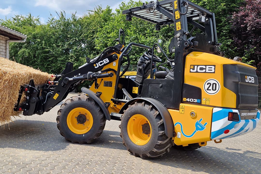 De JCB 403E compacte wiellader is praktijkklaar. Met een normale rijmodus is het mogelijk om 4 uur continu te rijden. Wat opvalt, is zijn stille rijmodus en vlotte accelaratie. - Foto's en video: Annelies Bakker