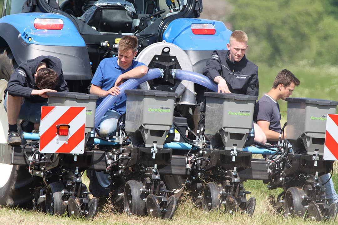 Op een stuk grasland in Heerde (Gld.) testen studenten van opleidingsinstituut Aventus de 3 meter brede AG Leader-precisiezaaimachine vier Kinze-zaaielementen uitvoerig. Een beetje meer gewicht om de zaaidiepte te halen kan de machine nog wel hebben.
