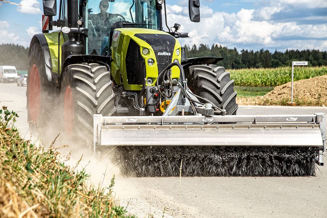 Machinefabrikant Fliegl introduceert zijn KEH 700-veegborstel met versterkte kunststof bezemharen en een diameter van 700 mm. Dit zorgt volgens de fabrikant voor grondig veegwerk. - Foto: Fliegl