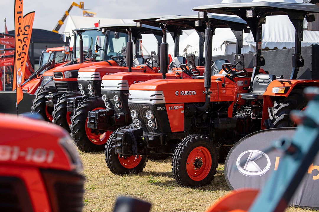 Line up Kubota. De Japanners zijn sterk vertegenwoordigd op landbouwvakbeurs Nampo. Een veel verkocht model komt echter niet uit Japan maar wordt in India gebouwd. De Kubota EK 60 Escorts is een simpele 55 pk trekker met stuurbekrachtiging. De vanafprijs is voor 180.000 Rand (€8.500).