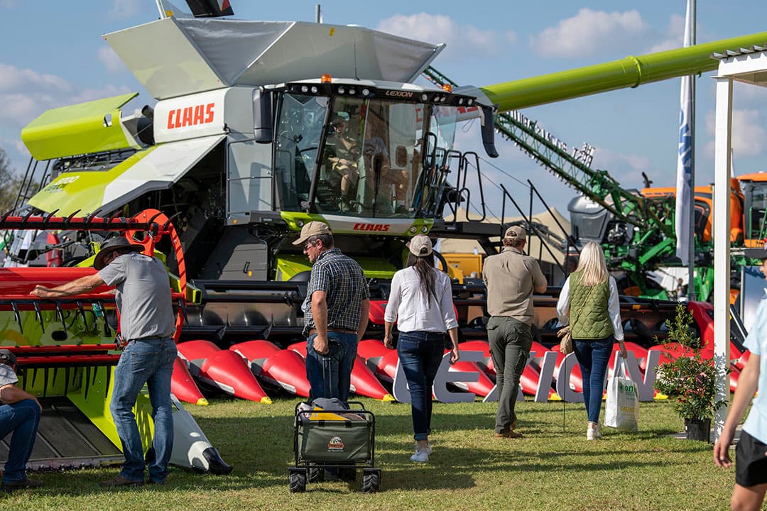 Grote 'stroper'. Bezoekers kijken naar een Lexion-combine, in het Zuid-Afrikaans 'stroper' genoemd. De meeste combines zijn voorzien van een maisbek. Logisch, dat gewas domineert de akkers in de regio.