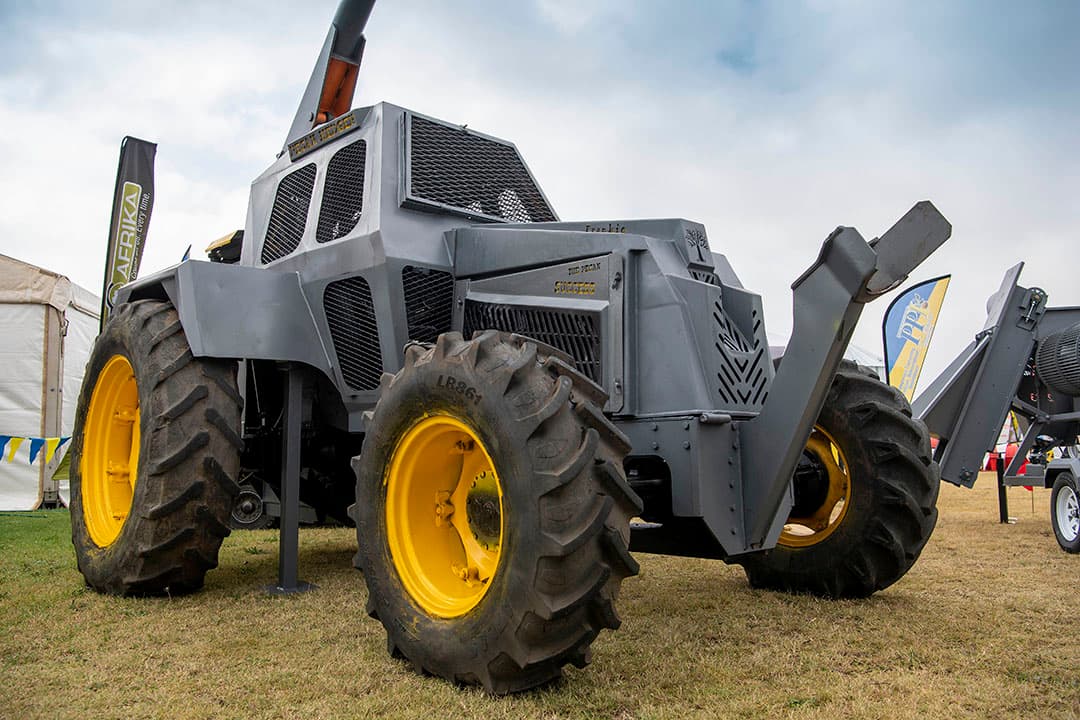 Gepantserde trekker. Deze grijze Frankie-trekker is niet bedoeld voor het strijdtoneel maar om pistache notenbomen mee klein te houden. Franco Pieterse, eigenaar van Pieterse Pecan Industy, bouwt de trekkers zelf met aan een arm cirkelzaagbladen.