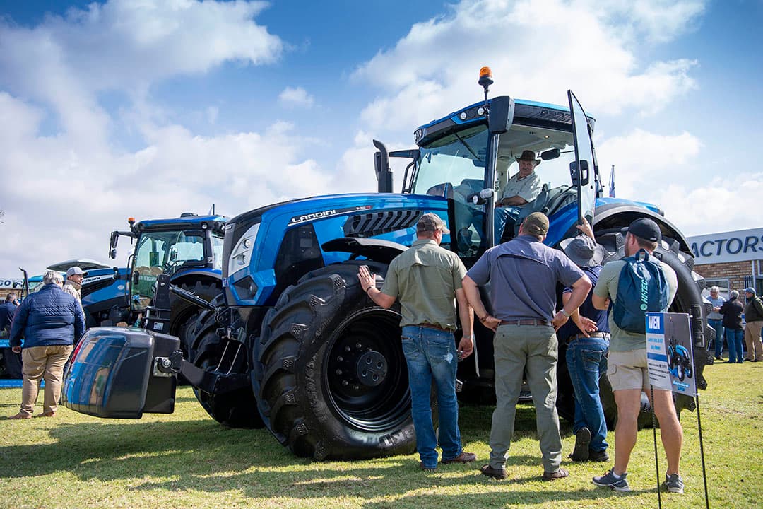 Landini op nummer 2. Na John Deere is Landini de best verkochte trekker in Zuid-Afrika. Andri Putten van Argo SA vertelt dat aftersales het belangrijkste is. Afgelopen jaar verkocht de fabrikant met een trouwe klantenkring 2000 trekkers. Landini heeft 60 dealers in het land. De Zuid-Afrikaanse Italianen hebben een iets afwijkende kleurstelling.