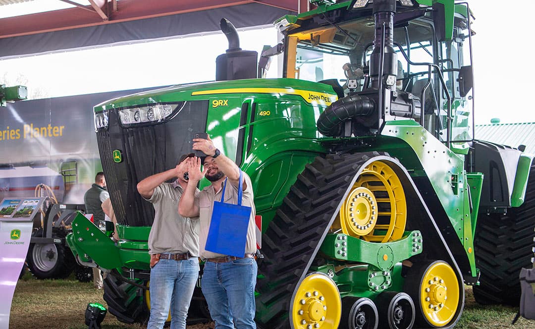 De grote John Deere 9RX doet het goed als selfie achtergrond.