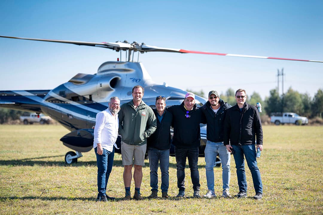 Bezoekers arriveren met pick-ups (bakkies), vliegtuigen en helikopters. Voor ons als Europeanen een bijzondere ervaring, maar voor Zuid-Afrikaanse boeren heel gewoon.