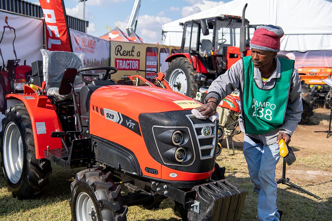 Een Indiase VST-trekker wordt nog snel even opgepoetst. VST is gevestigd in India maar werkt nauw samen met het Japanse Mitsubishi. De compacte 927 heeft een Stage 5-motor met 24 pk onder de kap.