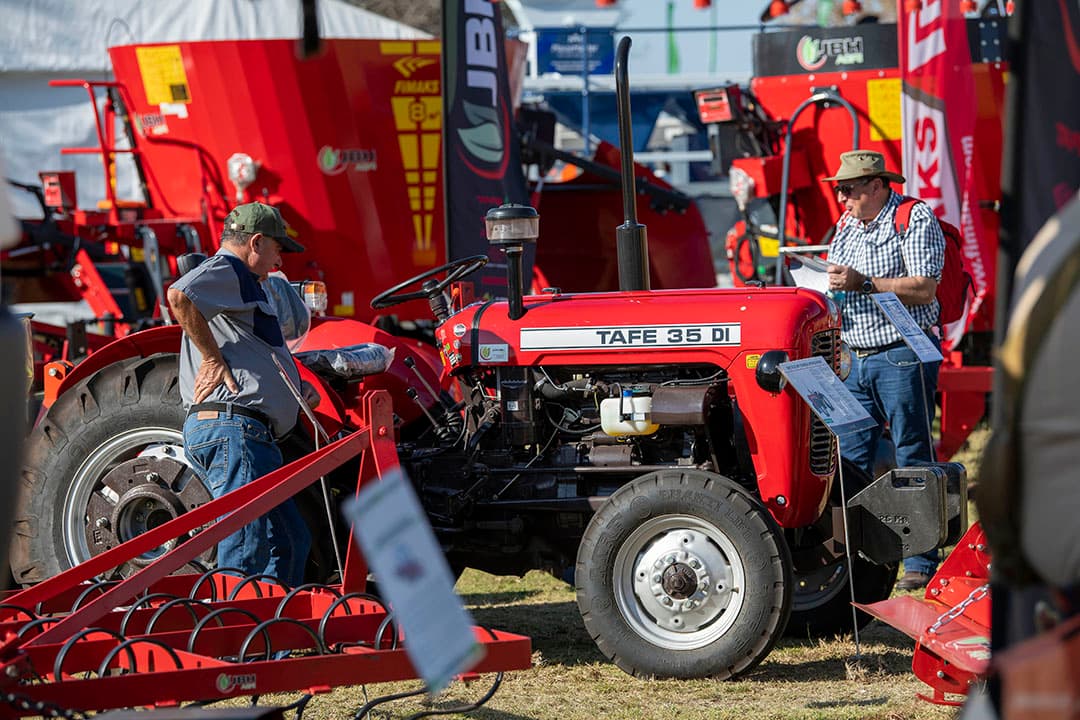 Voor de opkomende boeren. De Zuid-Afrikaanse overheid stimuleert nieuwe boeren met gratis land. Deze beginnende boeren kopen vaak heruitgaven van iconen uit het verleden, zoals de Massey Ferguson 35 uitgebracht door Tafe.