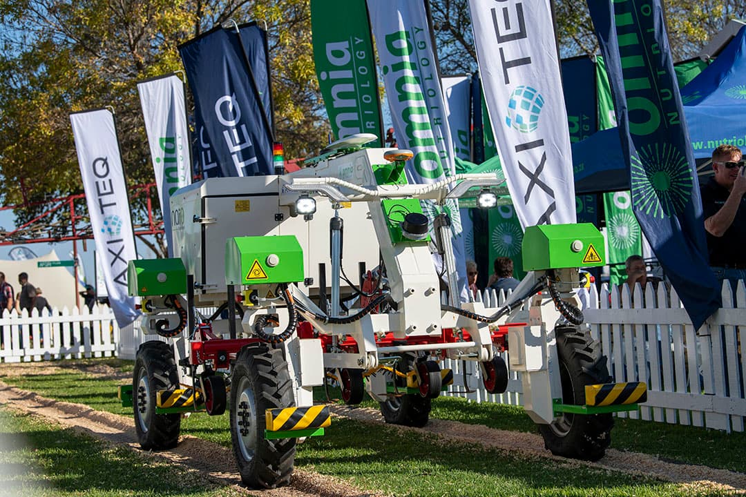 Autonoom is nog ver weg. Een werktuigendrager van Axio TEQ is in de week van 15 mei aangekomen in Zuid-Afrika, vertelt Jaco Botes, operations manager bij Axio TEQ. Ondanks dat arbeid relatief goedkoop is in Zuid-Afrika, verwacht Botes toch dat de werktuigendrager zijn weg zal vinden naar bedrijven die soms wel 300 medewerkers inzetten voor klussen die de AXIO TEQ ook kan uitvoeren.