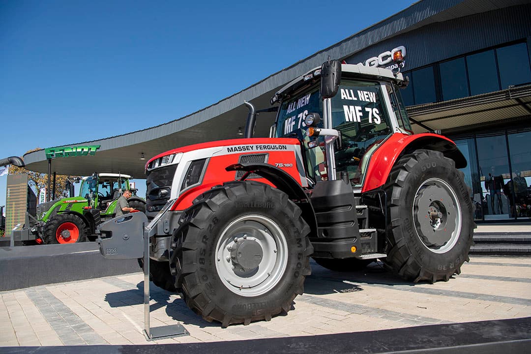 De MF S7 debuteert. Massey Ferguson zet de S7 in de schijnwerpers. De middelgrote S7 is nu verkrijgbaar in Zuid-Afrika. Op het oog is de trekker gelijk aan de Europese variant, maar onderhuids zijn er wel wat verschillen. Het model wordt geleverd met de Agco Power Common rail-motor met milieuclassificatie  Stage/Tier 2  zonder katalysator, EGR en adblue.