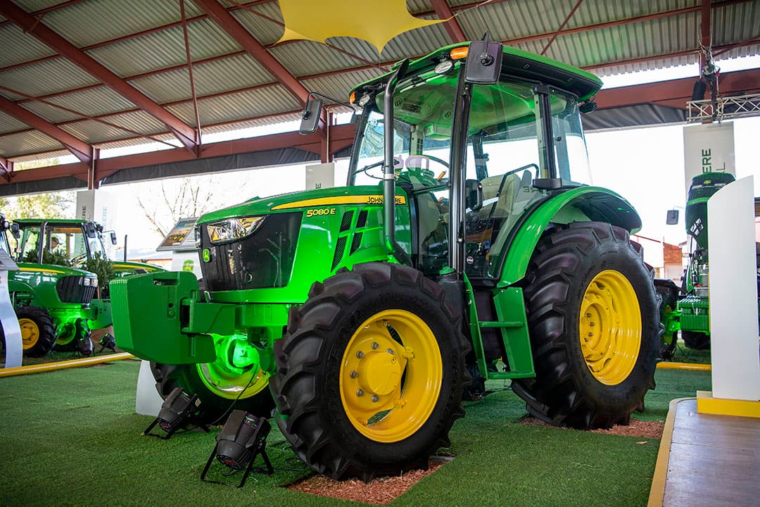 Nieuwe John Deere-telg. Nieuwkomer is de John Deere 5080E met 3-cilinder 79 pk motor onder de kap. Deze trekker is in de loop van dit jaar verkrijgbaar in Zuid-Afrika.