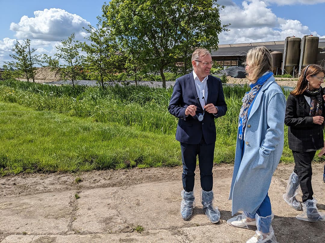 Europarlementariërs Norbert Lins (CDU, Duitsland) en Annie Schreijer-Pierik (CDA) luisteren naar vogelgeluiden in het veenweidegebied bij Stolwijk (Z.-H.) - Foto: Jan Braakman