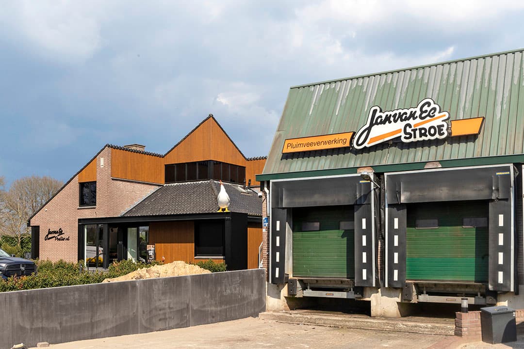Verser dan rechtstreeks bij de slachterij kun je kipproducten niet krijgen. Bij Jan van Ee zit het verkooppunt pal naast de fabriek in Stroe. Versheid, kwaliteit en Nederlandse herkomst zijn voor klanten argumenten om bij de bron te kopen.