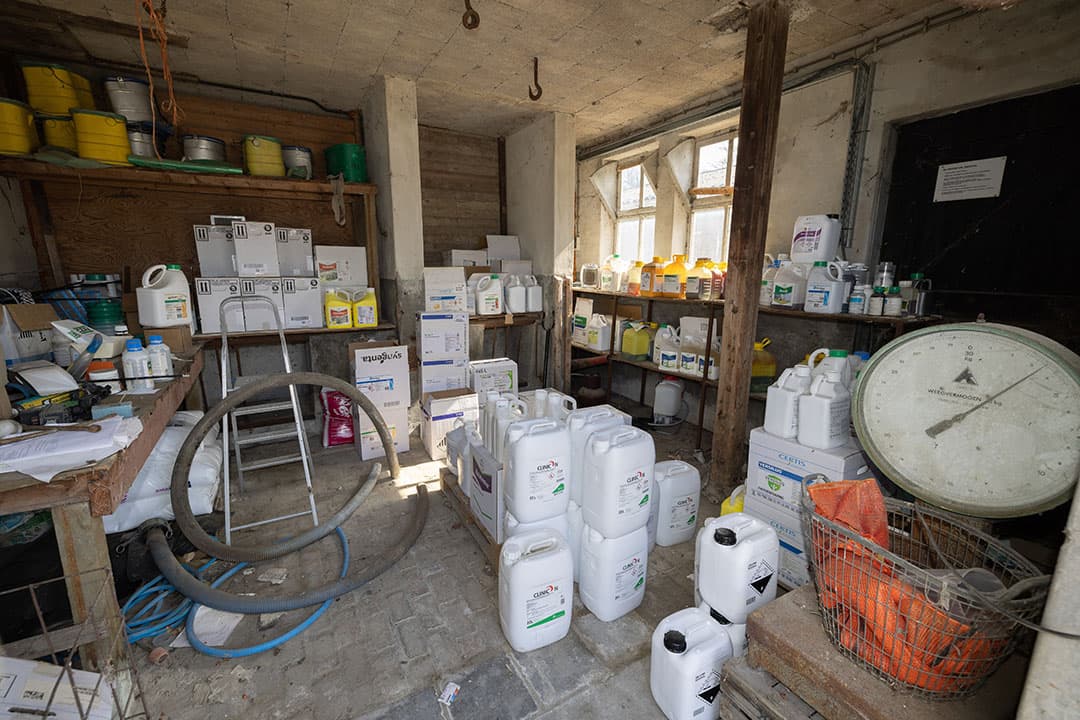 Gewasbeschermingsmiddelen staan gereed voor het voorjaarswerk op een boerderij in Zeeland. - Foto: Peter Roek