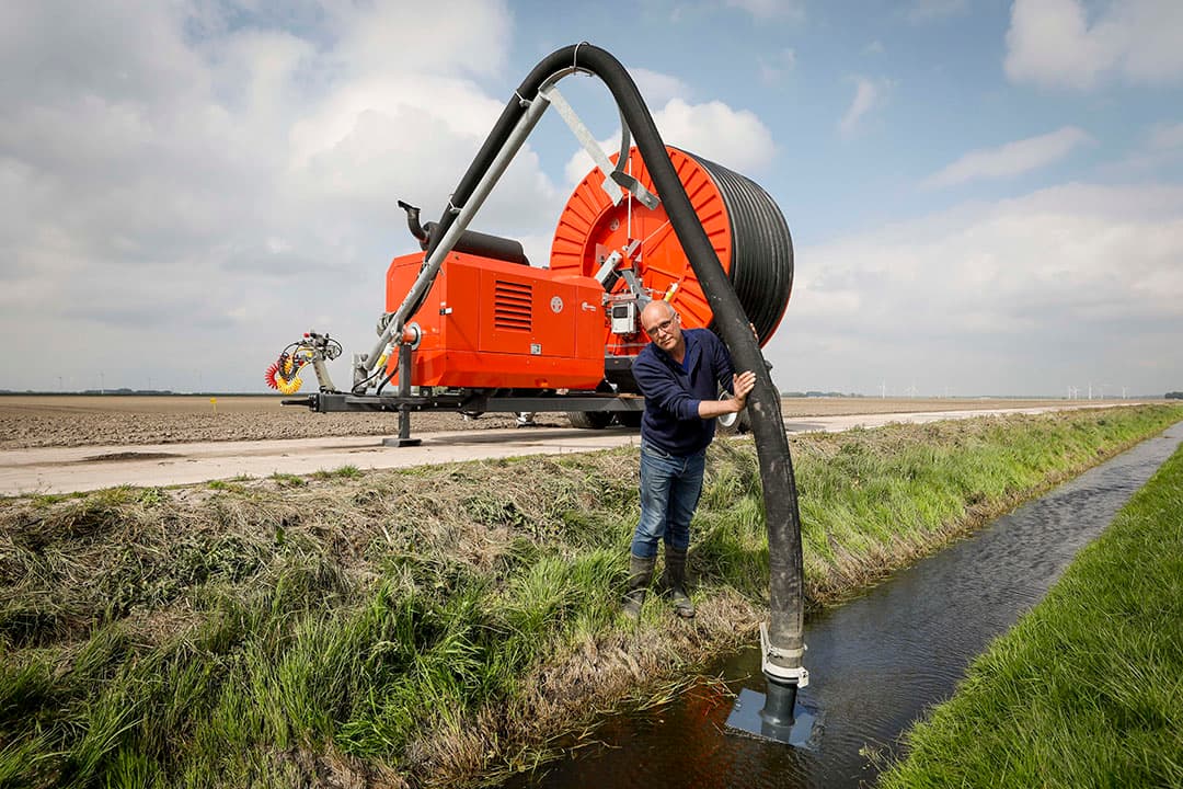 Akkerbouwer Henk Meijer nam in 2020 zijn eigen regenhaspel in gebruik. Daarvoor werkte hij samen met boeren uit de buurt. - Foto: Koos Groenewold
