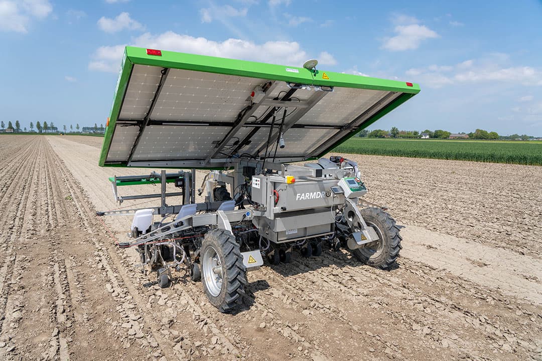 Met een snelheid van 900 à 950 meter per uur kruipt de robot over het veld.- Foto's: Jan Willem Schouten