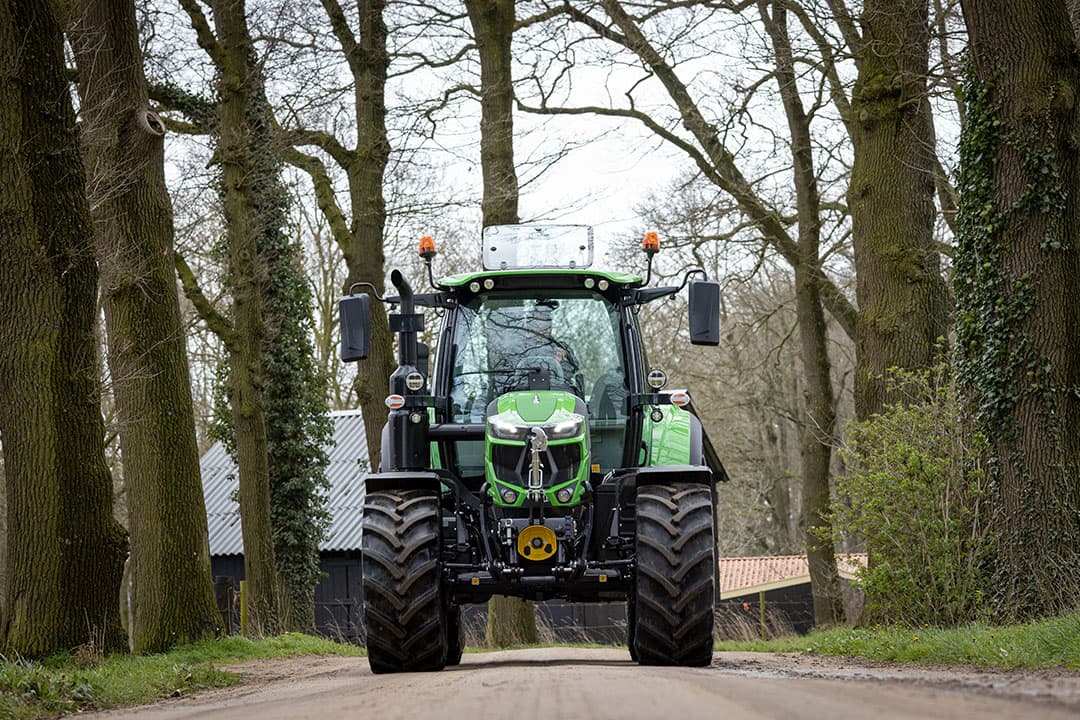 Deutz-Fahr komt met een nieuwe trekker in een populaire klasse: de 6.4-serie. Dat is een viercilinder met 136 tot 156 pk, een eigen gewicht van 6,5 ton en Deutz-Fahr rust die uit met de grote cabine van de grotere series. Bijzonder is de full-powershift-transmissie, die in de basis traploos is. - Foto's: Bob Karsten