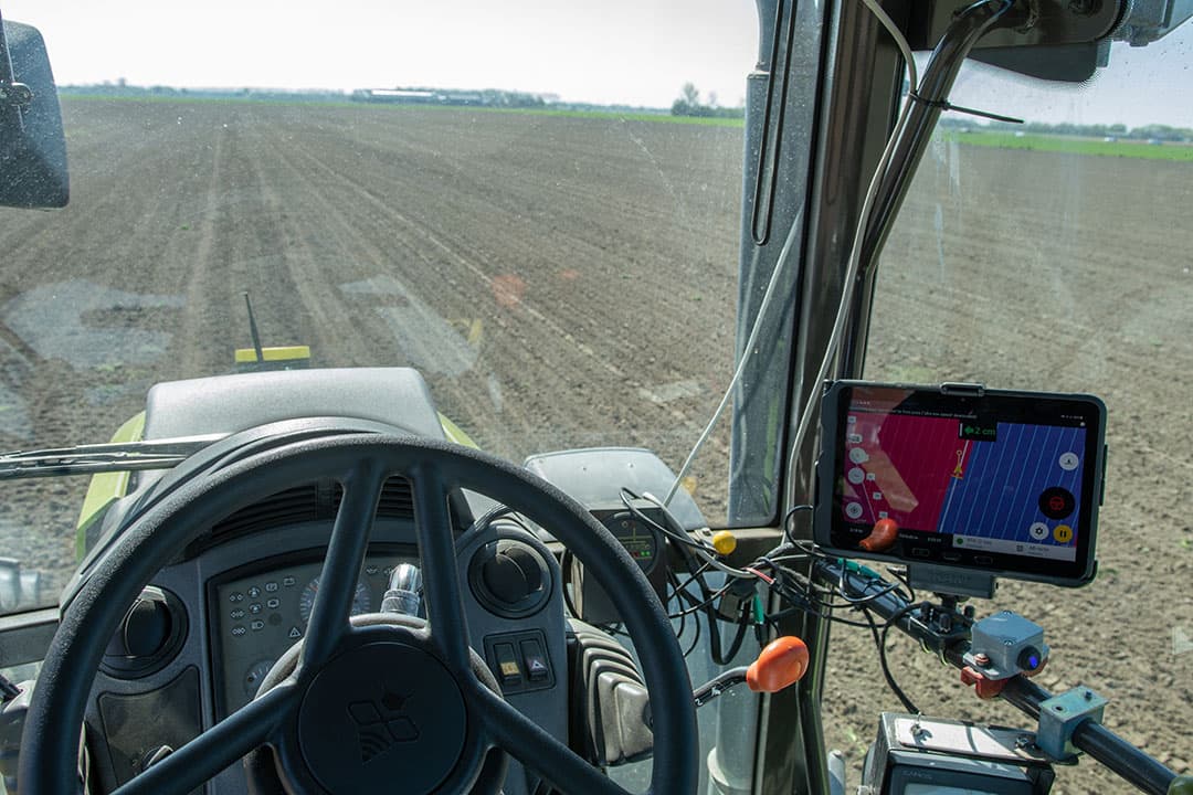 Fieldbee bouwt gps-systemen voor een scherpe prijs. 2,5 cm nauwkeurig werken voor minder dan € 5.000.  - Foto's: Jacco van Erkelens