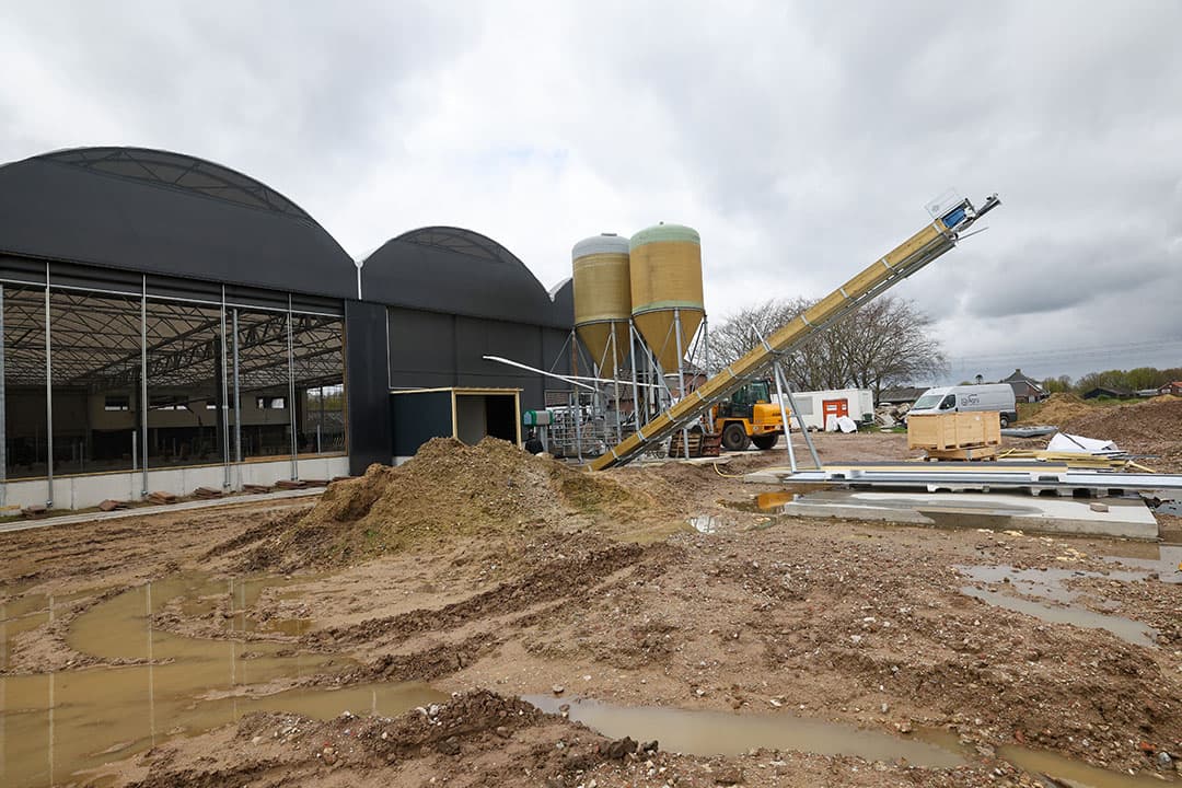 Mest gaat in het stalconcept van de koeientuin ‘2.0’ dagvers de stal uit. Dat gebeurt met behulp van een JOZ-mestrobot. Vervolgens gaat de mest via deze uitmest-/opvoerketting straks een container in voor verdere bestemming.
