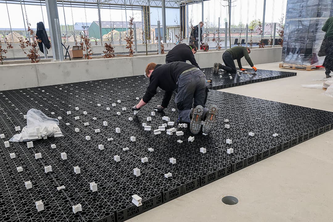 De ondervloer bestaat uit kunststof kratjes die door middel van kunststof stopjes met elkaar verbonden worden.