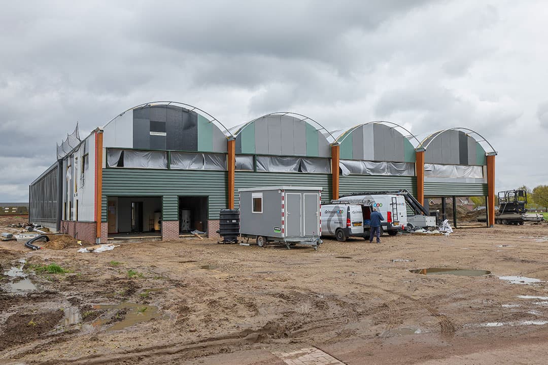 Het voorgebouw van de koeientuin/vrijloopstal krijgt steeds meer smoel. Van links naar rechts: de tankruimte, melktap, melkverwerkingsruimte en bezoekersruimte.