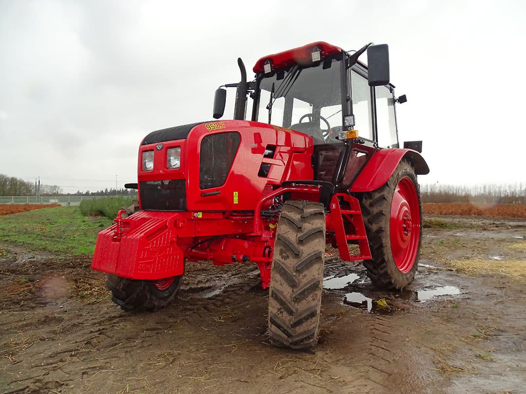 De 952.7 is de zevende versie van het type 952. De 952-serie is een van de meest verkochte types van het Wit-Russische merk. De trekker is op veel punten gemoderniseerd, maar veel bleef ook hetzelfde.