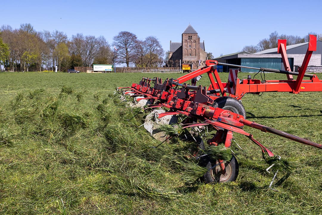 Een keer van de trekker afstappen om te kijken hoe de schudder het werk aflevert, blijft noodzakelijk om de afstelling goed te doen. - Foto: Peter Roek