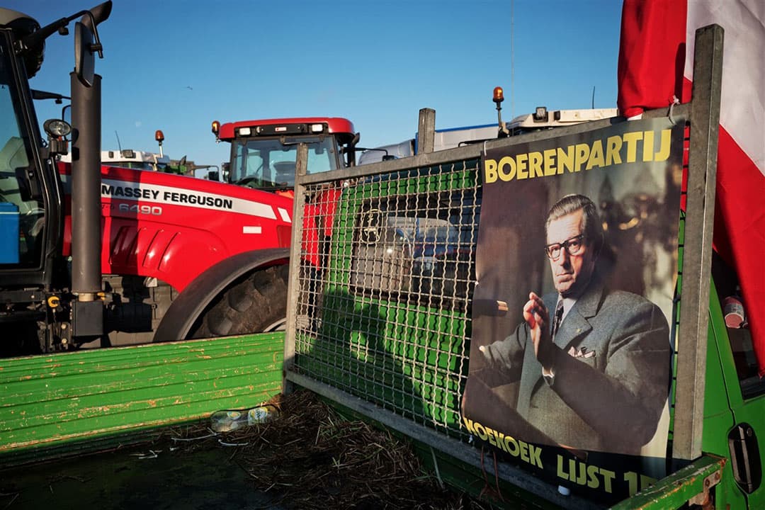 Spandoek met boer Koekoek tijdens het protest in Den Haag in 2019. Scenarioschrijver en regisseur Tom de Ket: “Het verzet van boeren en burgers in 1963 verschilt weinig van nu.”- Foto: ANP