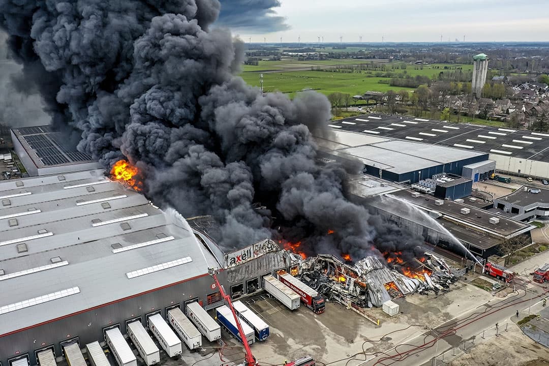 De brand afgelopen maandag bij een transportbedrijf in Etten-Leur. Als gevolg van deze brand worden veehouders in de omgeving geadviseerd hun dieren binnen te houden. - Foto: ANP