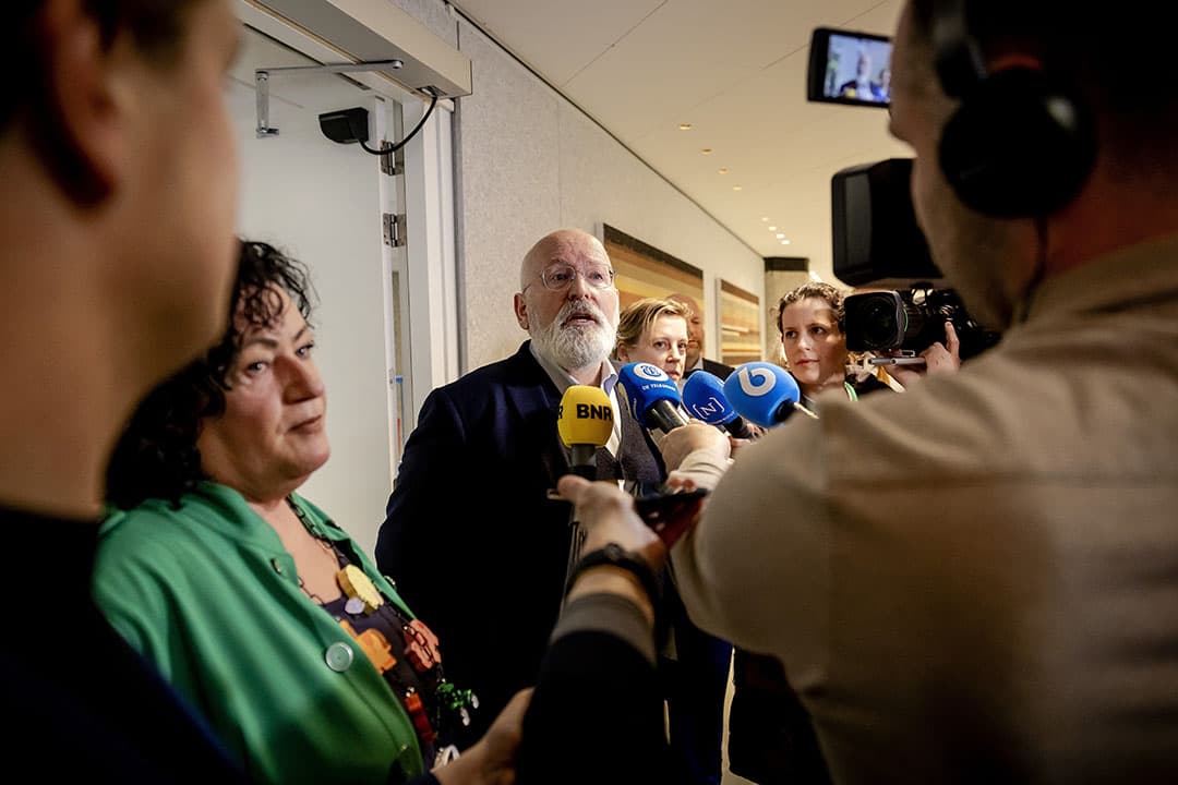 Caroline van der Plas van de BoerBurgerBeweging (BBB) en Eurocommissaris Frans Timmermans voorafgaand aan hun ontmoeting in de Tweede Kamer. - Foto: ANP