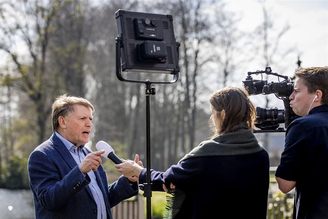 Sjaak van der Tak, voorzitter LTO Nederland, staat vanmiddag de pers te woord na afloop van een gesprek over het landbouwakkoord. Minister Piet Adema sprak samen met betrokken partijen over het akkoord, waarin onderwerpen als stikstof en mest centraal staan.  - Foto: ANP / Sem van der Wal