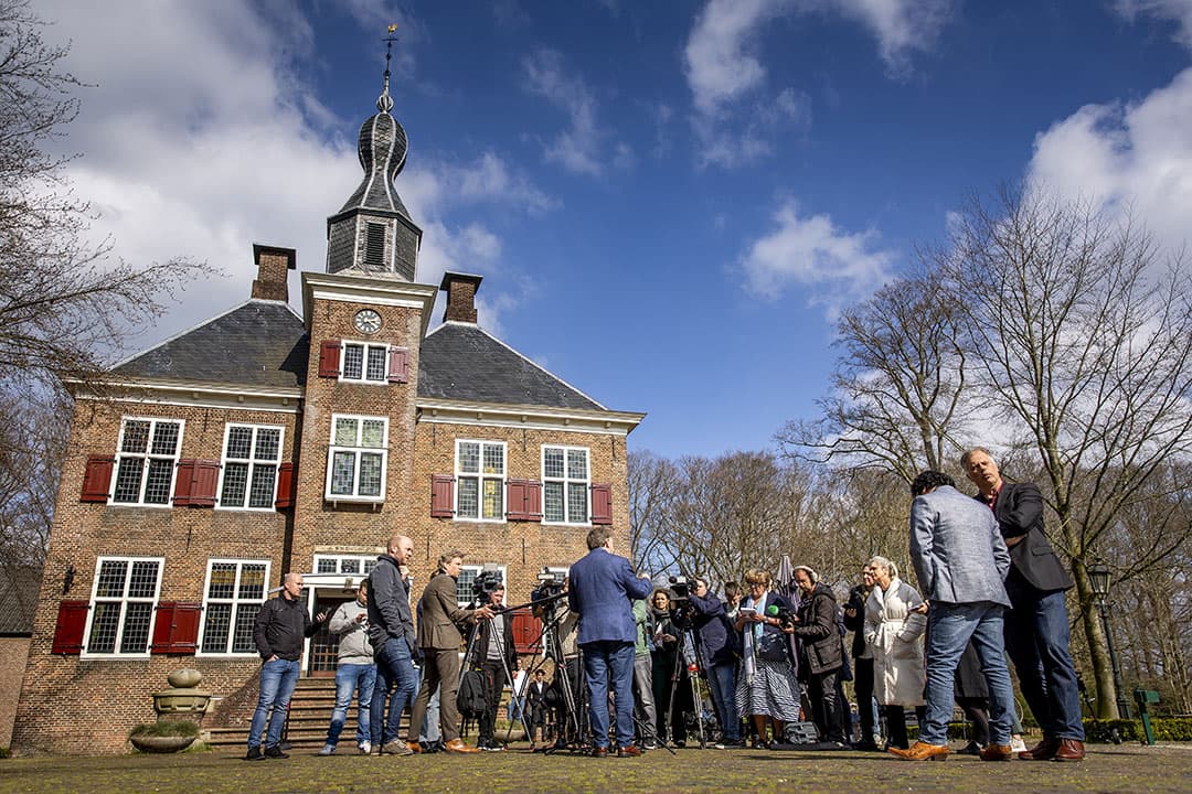 Sjaak van der Tak, voorzitter LTO Nederland, staat de pers te woord na afloop van een gesprek over het Landbouwakkoord. Het wordt spannend of er een akkoord komt. - Foto: ANP