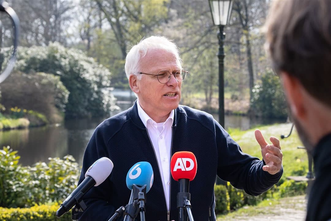 Minister Piet Adema staat de pers te woord na onderhandelingen over het landbouwakkoord. De NMV heeft besloten de onderhandelingen te verlaten. - Foto: ANP
