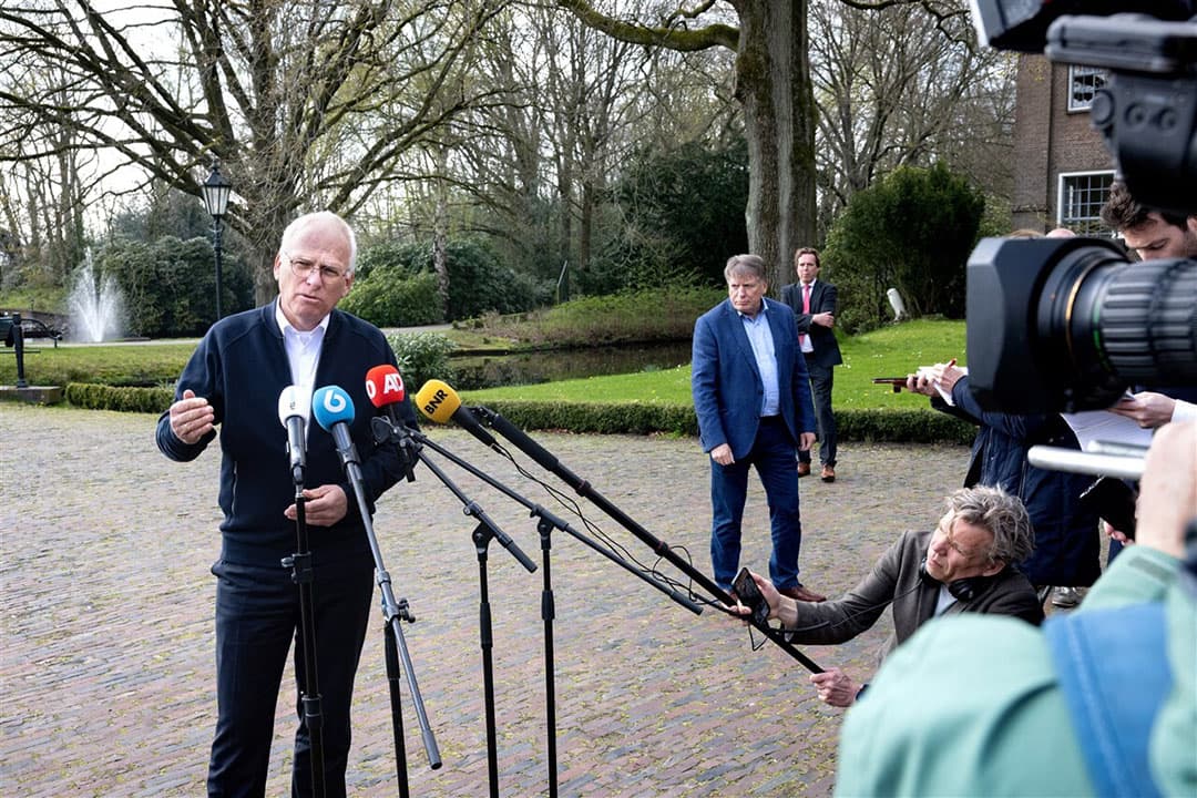 Landbouwminister Piet Adema staat de pers te woord, medio april, na onderhandelingen over een Landbouwakkoord. Rechts LTO-voorzitter Sjaak van der Tak. - Foto: ANP