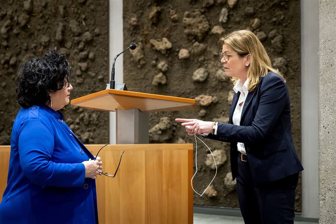 Caroline van der Plas (BBB) en Christianne van der Wal, minister voor Natuur en Stikstof in de Tweede Kamer tijdens het debat op 19 april. - Foto: ANP