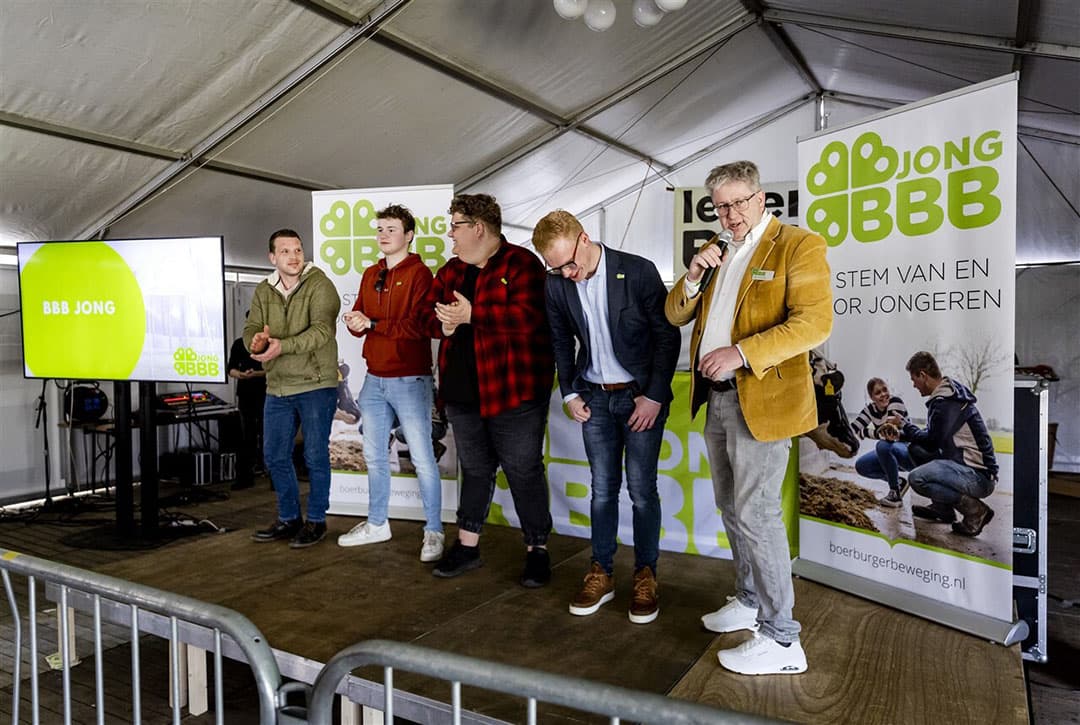 Het bestuur van BBB Jong en partijvoorzitter Erik Stegink (rechts) tijdens de lancering van de jongerenafdeling van BoerBurgerBeweging, 29 april. - Foto: ANP