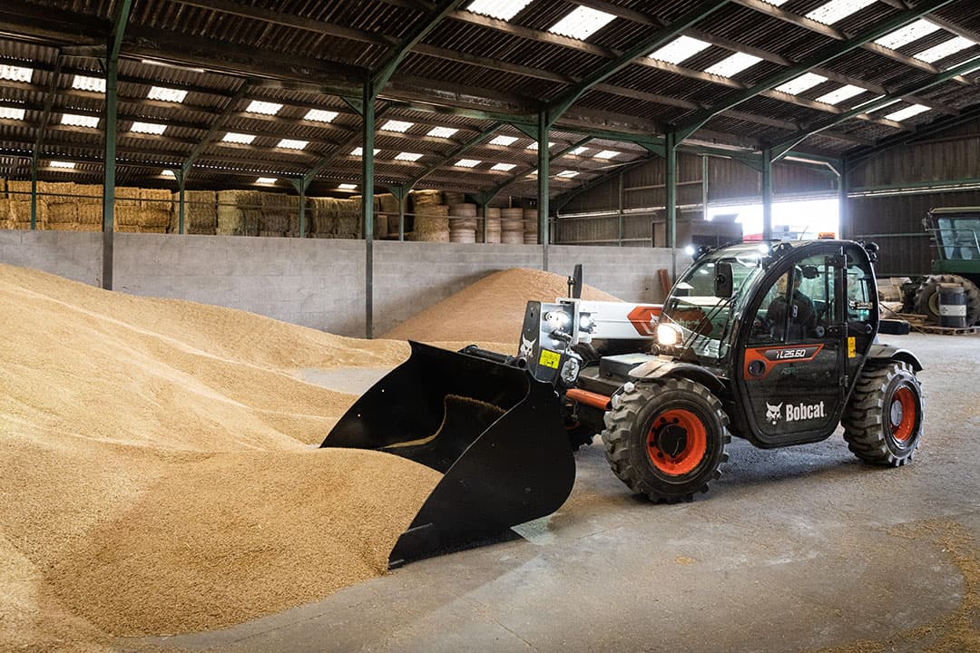 Het verschil tussen de Agri-variant en de 'gewone' variant, is de uitvoering. In de Agri-variant zijn er enkele extra opties zoals eindslagdemping in de telescoopcilinder en Bobcat hanteert hierbij optiepakketten.