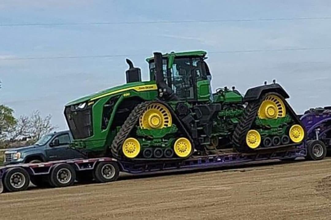 Op Facebook circuleren enigszins wazige foto's van een nieuwe, grotere kniktrekker van John Deere. Op de motorkap van het prototype lijkt het typenummer 9RX 690 te staan. - Foto: Tractorum.it