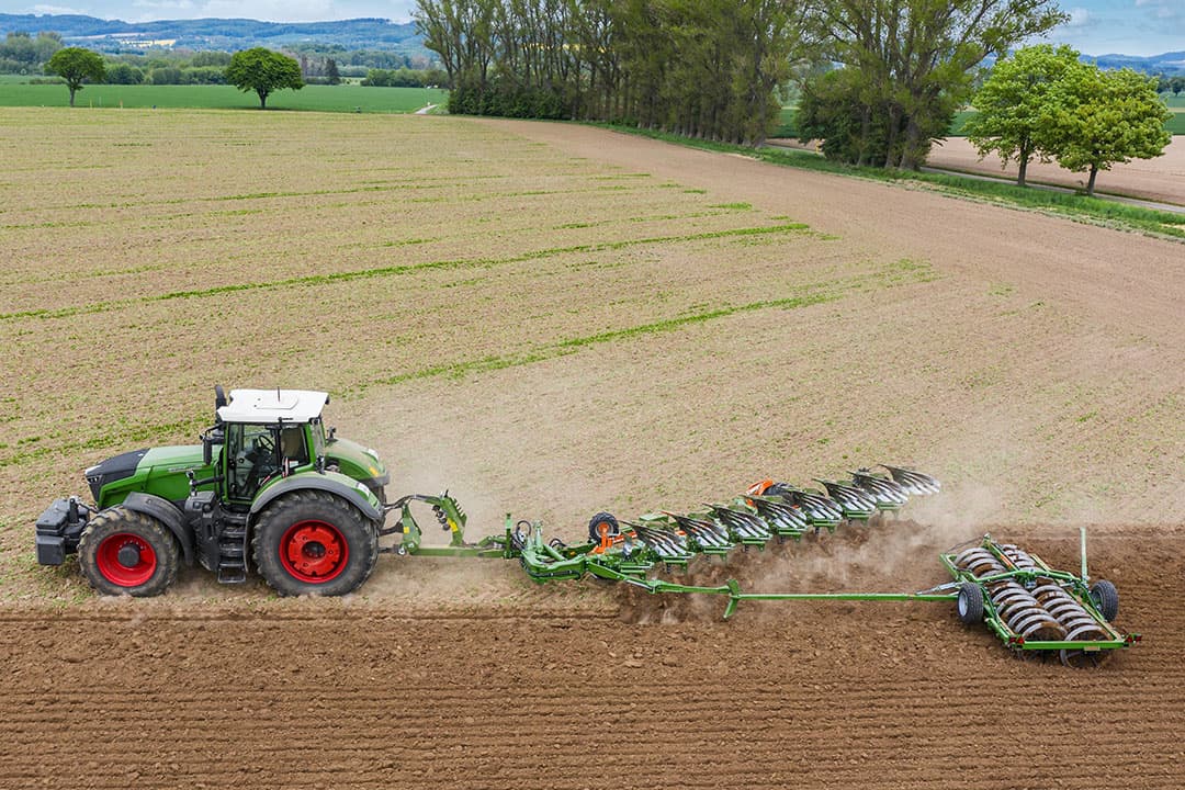 De Tyrok-ploeg is bedoeld voor grotere bedrijven. Met de nieuwe halfgedragen wentelploeg Tyrok 400 kun je nu ook bovenover ploegen, waardoor de bodemverdichting en de verdichting in de voor meer wordt beperkt. - Foto: Amazone