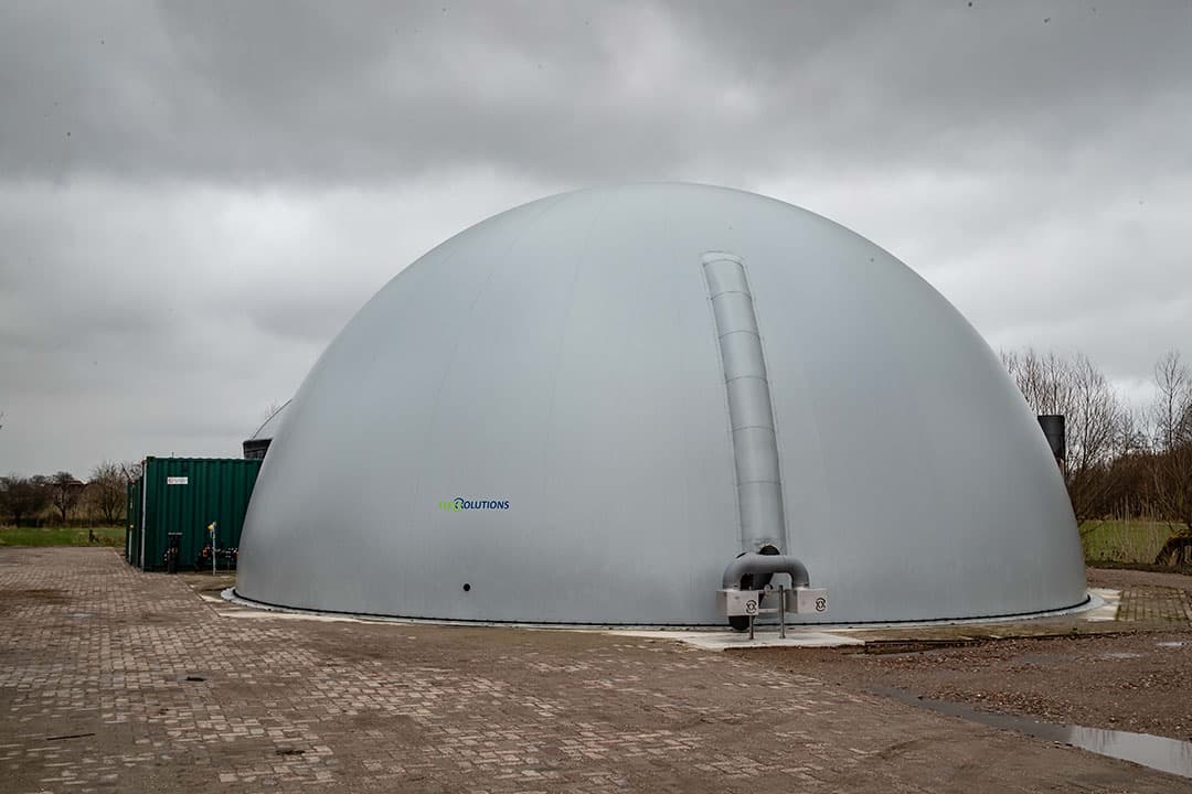 Een zogeheten biogasbuffer dient als verzamelplaats voor het biogas van de vijf bedrijven, voor het in de pijplijn gaat naar de afnemers. - Foto: Ronald Hissink