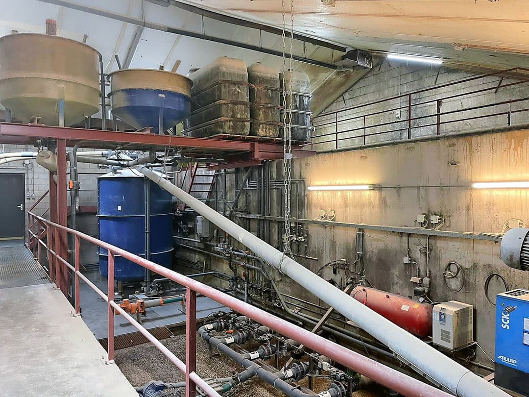 Met behulp van een restloze brijvoerinstallatie krijgen alle varkens een nat rantsoen met bijproducten in lange troggen. Daarmee zijn de voerkosten flink te verlagen. - Foto: Irene van der Heijden