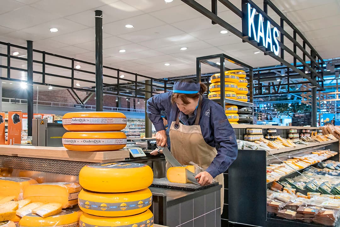 Het is moeilijk om een nieuw product opgenomen te krijgen in het overvolle winkelschap. De markt voor zuivel is verzadigd, dus alles wat erbij komt, gaat ten koste van een ander. - Foto: Robert Schipper