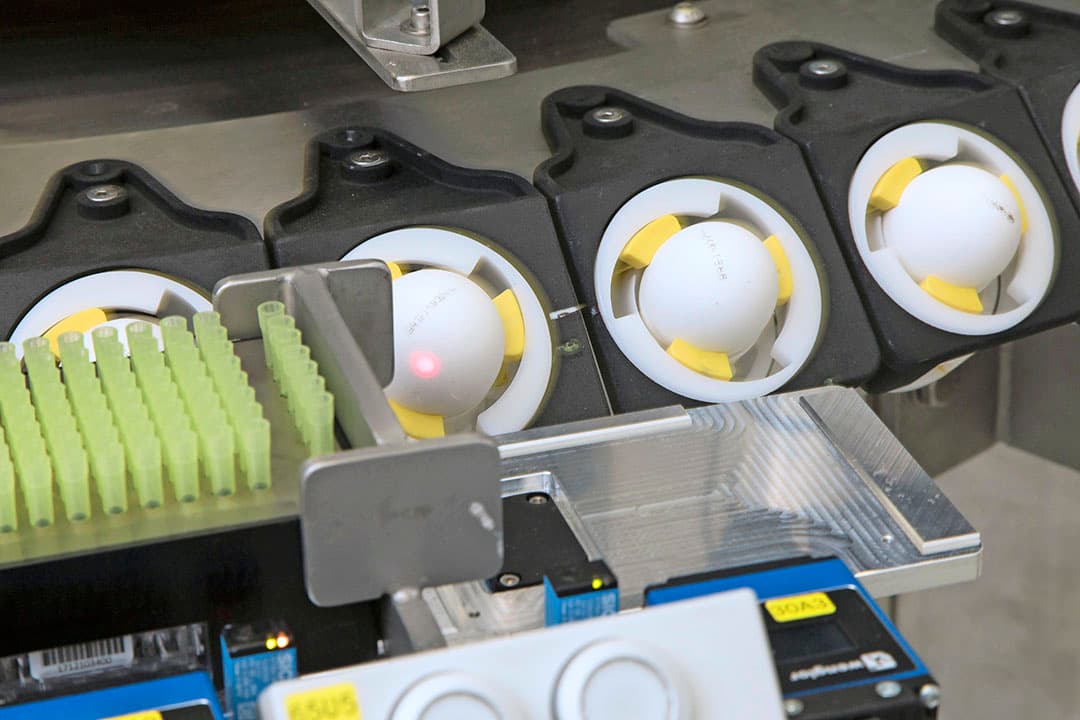 De Seleggt-machine in Barneveld om het geslacht van embryo's in het broedei te bepalen. Broederijtechnologiebedrijf HatchTech wil met Seleggt snel groeien en heeft daarom de Seleggt-aandelen van Rewe overgenomen.