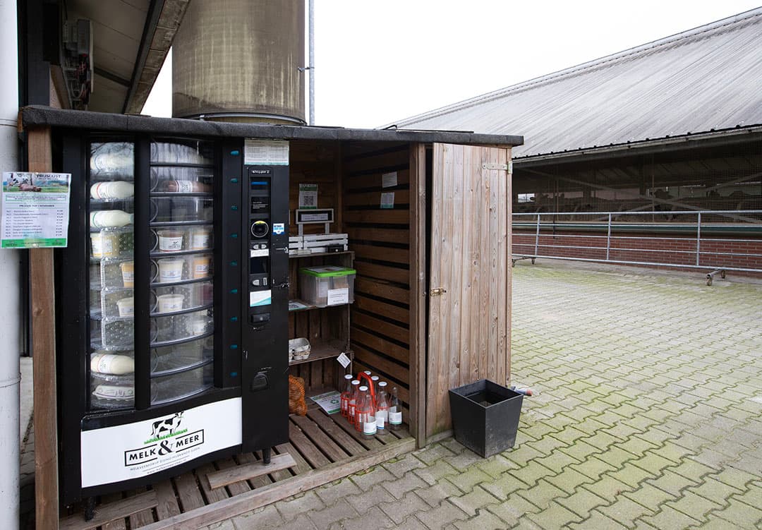 De Familie Eising verkoopt ook zuivel- en andere producten in een automaat op het erf. - Foto: Hans Banus